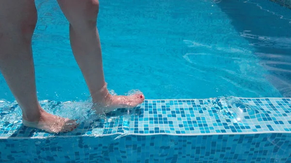 Jonge Vrouw Lopen Bij Het Zwembad Slow Motion — Stockfoto