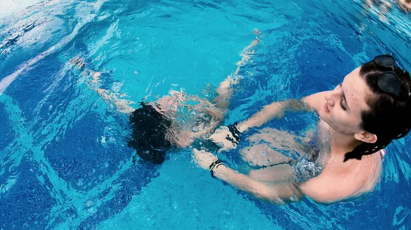 Rolig Tonåring Försöker Dränka Hennes Syster Poolen Par Spelar Vatten — Stockfoto