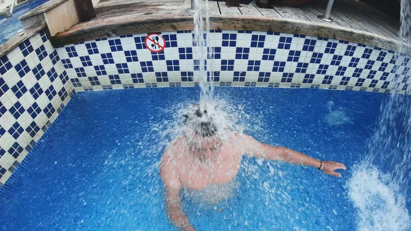 Guapo Joven Alegre Hombre Disfrutando Hidroterapia Piscina Spa —  Fotos de Stock