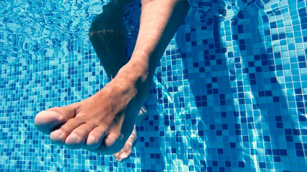 Movimento Lento Homens Balançando Pernas Piscina Relaxamento Dianteiro — Fotografia de Stock