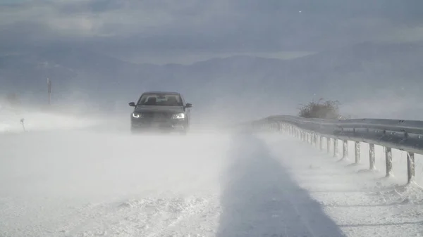 Camino Cerrado Montaña Invierno Con Intensa Tormenta Nieve Ventisca Deriva — Foto de Stock