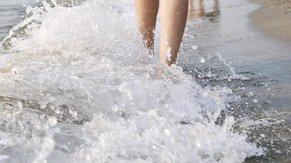 Nahaufnahme Weiblicher Barfußbeine Die Der Küste Laufen Und Von Wellen — Stockfoto
