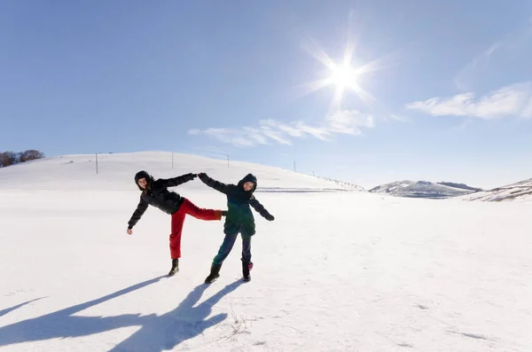 Due Amiche Divertono Godono Neve Fresca Una Bella Giornata Invernale — Foto Stock