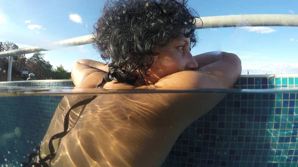 Pół Podwodny Strzał Seksownej Kobiety Relaksującej Się Hydroterapii Termalnym Basenie — Zdjęcie stockowe