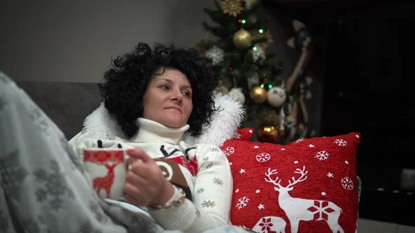 Jonge Kerstmis Vrouw Met Een Drankje Surrfing Een Smartphone Onder — Stockfoto