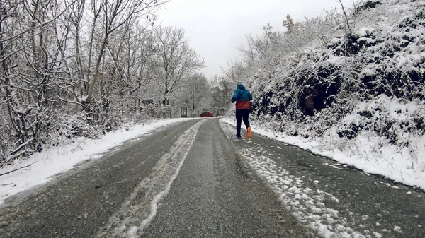 Jovem Homem Esporte Saudável Correndo Estrada Asfalto Estrada Montanha Nevada — Fotografia de Stock