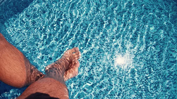 Vista Subaquática Das Pernas Dos Homens Piscina — Fotografia de Stock