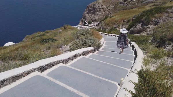 Travel Tourist Happy Woman Waking Stairs Santorini Řecké Ostrovy Řecko — Stock fotografie