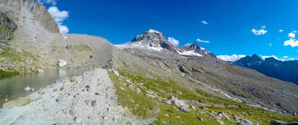 Bergsee Und Bergkette Der Nähe Der Schutzhütte Vittorio Emanuele Auf — Stockfoto