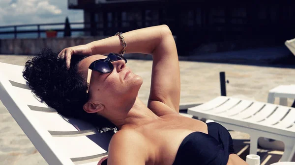 Sexy Beautiful Girl Curly Hair Sunbathing Pool — Stock Photo, Image