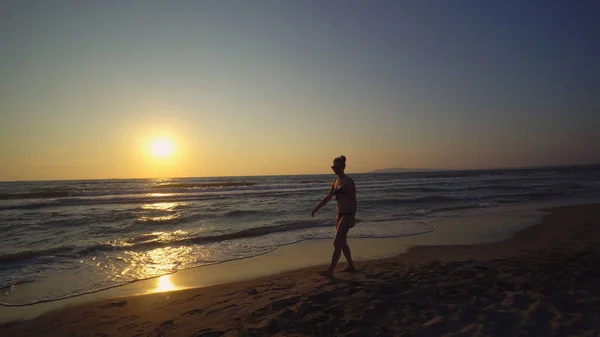 Gezonde Vrouw Aan Zee Bij Zonsondergang Doen Gymnastiek Oefeningen — Stockfoto