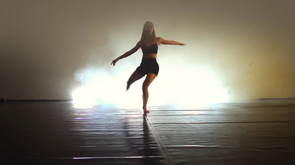 Bastante Jovem Atriz Realizando Elementos Dança Suave Coreografia Contemporânea Moderna — Fotografia de Stock