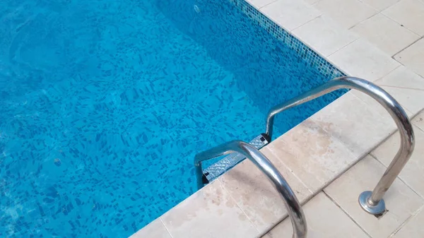 Piscina Moderna Com Escada Passo Livre — Fotografia de Stock