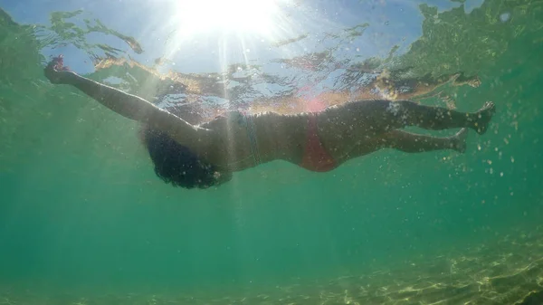 Hispanische Frau Schwimmt Und Spielt Meer Unterwasserblick — Stockfoto