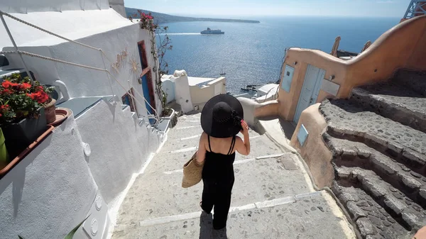 Viagem Turística Mulher Oia Santorini Grécia Modelo Moda Elegante Feliz — Fotografia de Stock
