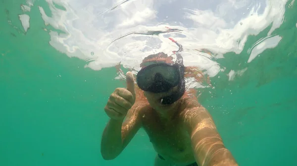 Snorkeling Homem Com Máscara Mergulho Mar Mostrando Sinal Gesto Com — Fotografia de Stock