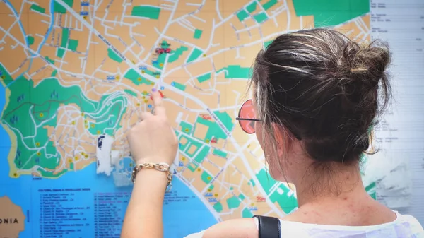 Hermosa Turista Que Revisa Mapa Ciudad — Foto de Stock