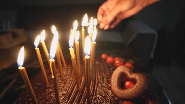 Tonåring Flicka Dans Fira Födelsedag Med Brinnande Ljus Chokladkaka — Stockfoto