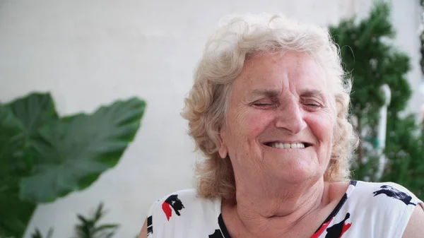 Mooie Oude Vrouw Die Naar Camera Kijkt Glimlacht — Stockfoto