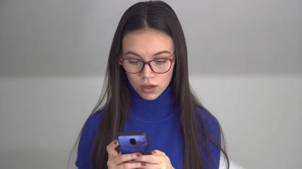 Teenager Dívka Chytrým Telefonem Zavěšení Sociálních Médiích — Stock fotografie