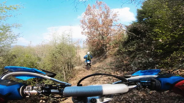 Man Extrem Sport Ridning Touring Enduro Motorcykel Smuts Fält — Stockfoto