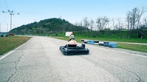 Kartozni Lány Vezet Megy Gokart Szabadtéri Pályán — Stock Fotó