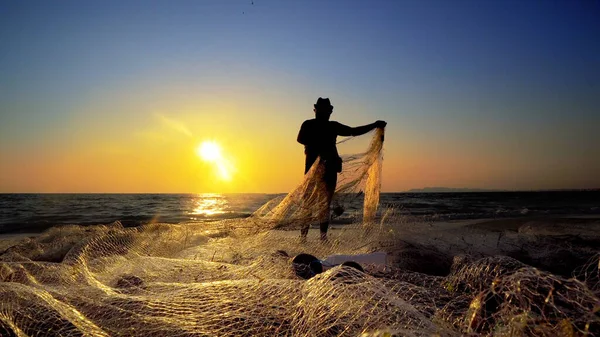 Silhueta Pescadores Tradicionais Que Puxam Pesca Com Rede Costa Oceânica — Fotografia de Stock