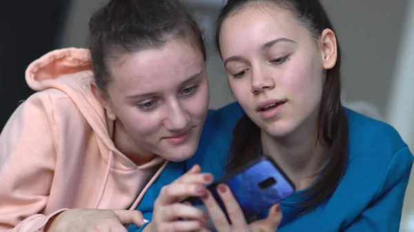 Dívky Dělat Nové Selfie Video Ukazující Různé Hestures Rukou — Stock fotografie