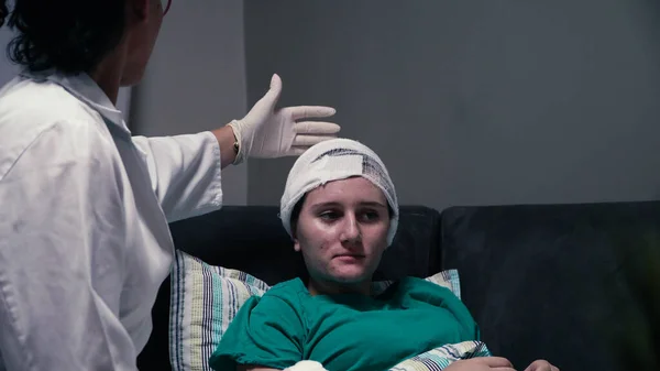 Doktor Obvazuje Holčičku Zraněnou Hlavou — Stock fotografie