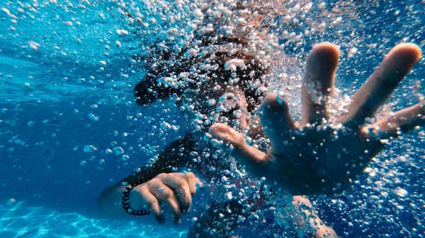 Cámara Lenta Linda Niña Haciendo Caras Tontas Bajo Agua Una — Foto de Stock