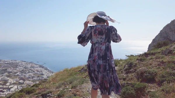 Mulher Caminhe Montanha Antiga Thera Santorini Desfrutando Vista Panorâmica Aérea — Fotografia de Stock