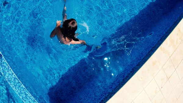 Luftaufnahme Eines Kleinen Mädchens Das Pool Eines Luxus Resorts Taucht — Stockfoto