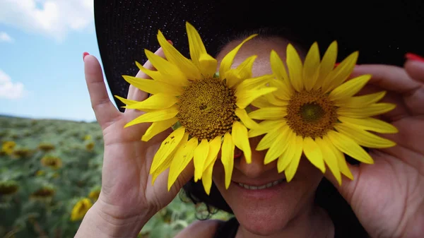 Щаслива Радісна Дівчина Соняшником Насолоджується Природою Сміється Літньому Соняшниковому Полі — стокове фото