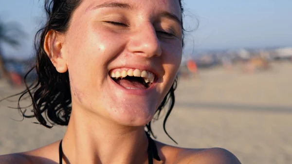 Portrait Girl Smilling Camera Spinning Beach — Stock Photo, Image