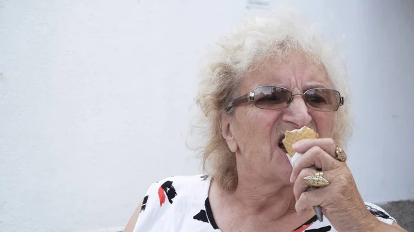 Старша Жінка Їсть Морозиво — стокове фото