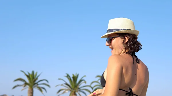 Uma Jovem Mulher Feliz Biquíni Dançando Praia Tropical — Fotografia de Stock