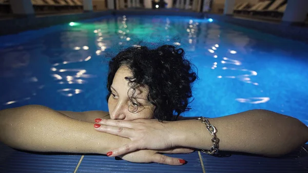 Fit Žena Plavat Luxusním Bazénu — Stock fotografie