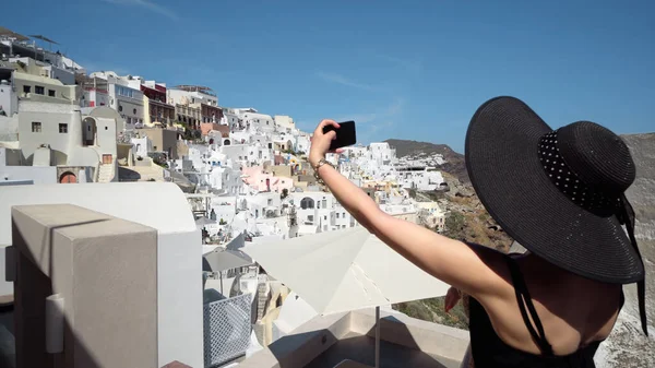 Dělat Selfie Zámku Oia Během Slunečného Dne Santorini Módní Model — Stock fotografie