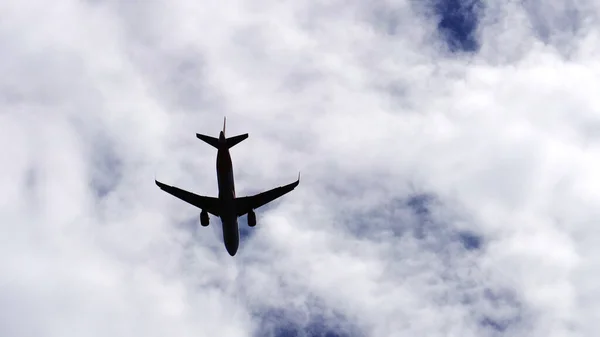 Nowoczesny Duży Samolot Lata Nad Głową Niebie — Zdjęcie stockowe