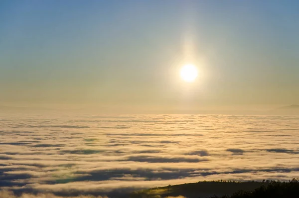 Vista Por Sol Sobre Vale Colorido Cheio Névoa Densa Neblina — Fotografia de Stock