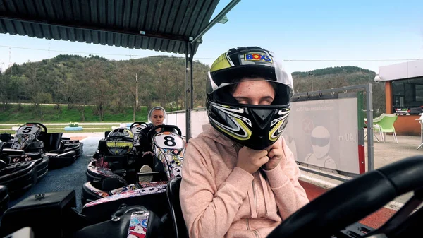 2人の女の子はピットストップでゴーカートレースの準備を行います — ストック写真