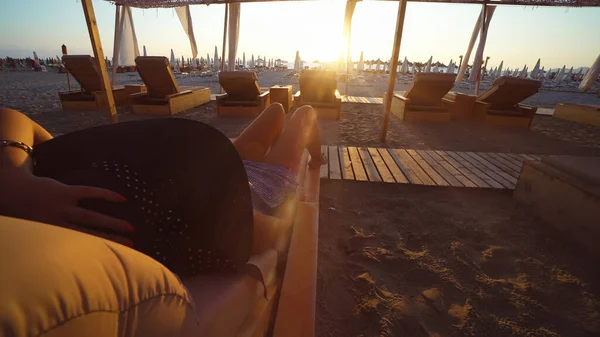 Gelooide Vrouw Jurk Hoed Liggend Het Strand Luxe Bed Ligstoel — Stockfoto