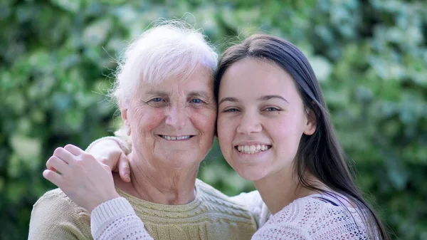 少女抱擁高齢者の祖母 スローモーション — ストック写真