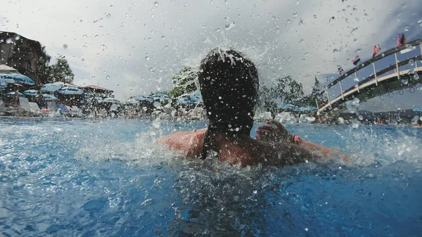 Retrato Mulher Bonita Relaxando Gotas Jato Água Caindo Piscina Câmera — Fotografia de Stock