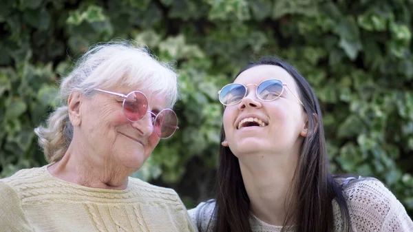 Portret Babci Wnuczki Bawiących Się Poruszającymi Głowami Muzyce Tańczących Uśmiechniętych — Zdjęcie stockowe