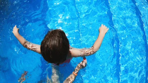 Opgewonden Grappig Meisje Springen Naar Het Zwembad Fijne Zomervakantie — Stockfoto