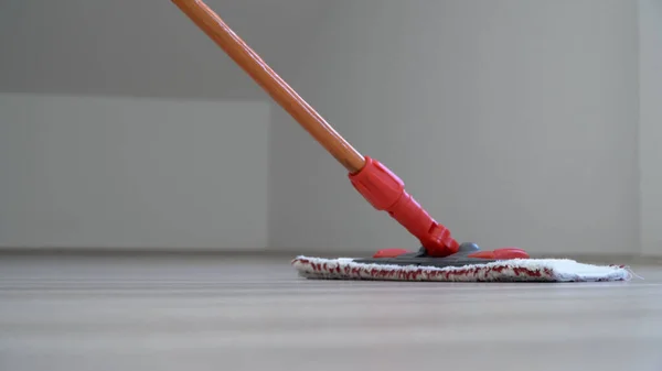 Descalço Mulher Limpeza Chão Com Esfregão Molhado — Fotografia de Stock