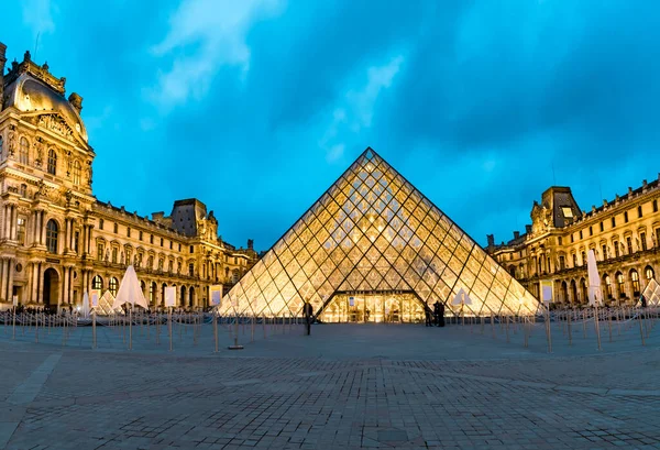 フランス パリ2017年5月5日 世界で最も訪問された美術館である夕暮れ時のルーブルピラミッドのパノラマビュー — ストック写真