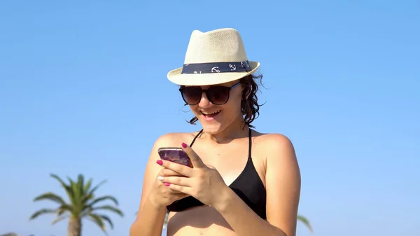 Hermosa Mujer Joven Feliz Mensajes Texto Riendo Playa Tropical Mujer — Foto de Stock
