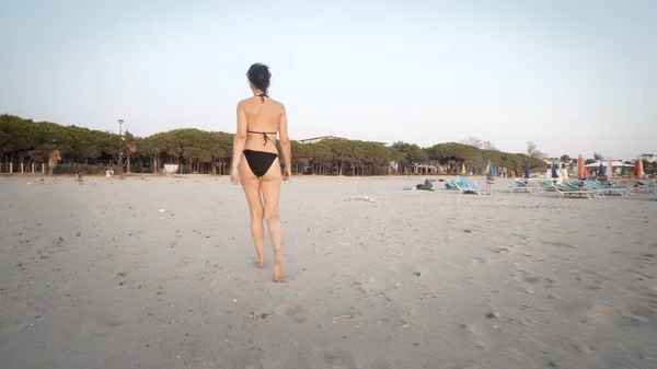 Mode Sexig Kvinnlig Modell Bikini Promenad Tom Strand Sand Vid — Stockfoto